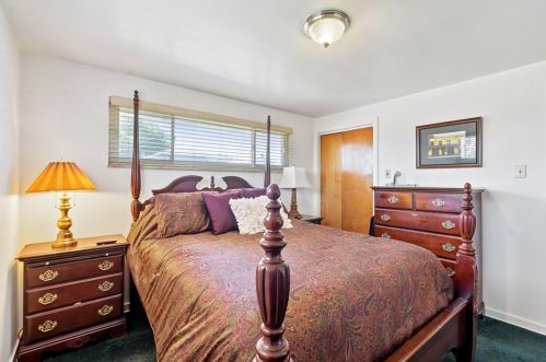 579 Montclair St, Pittsburgh PA 15217-2808 exterior