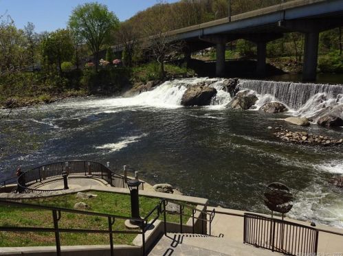 27 Derby Ave, Seymour CT 06483-3129 exterior