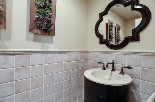 69 Kendrick Ln, Huntington Station NY 11746-7829 exterior