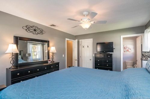 40 Foxcroft Rd, Enfield CT 06082-2431 exterior