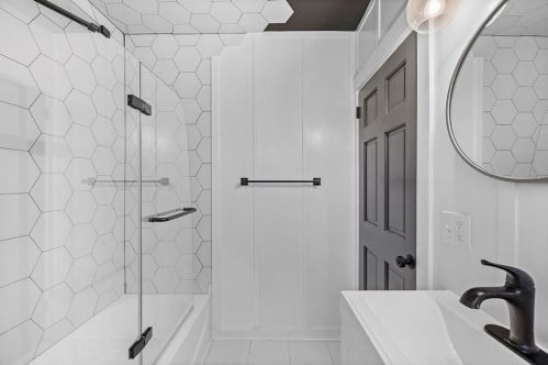 109 Rhodes Ave, Pittsburgh PA  15220-2615 exterior