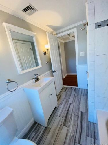 119 Kings Hwy, North Haven CT 06473-1211 exterior