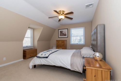 11 Farrar Ln, Ridgefield CT 06877-2406 exterior