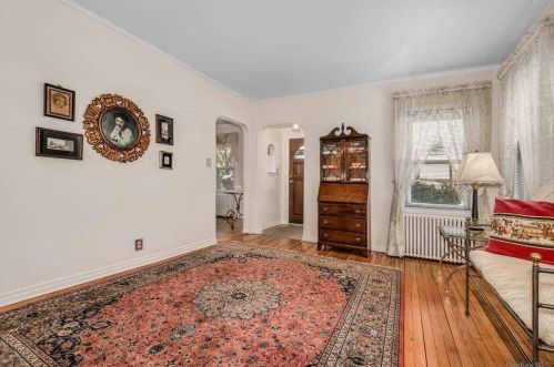 73 Gates Ave, Valley Stream NY 11580-3206 exterior