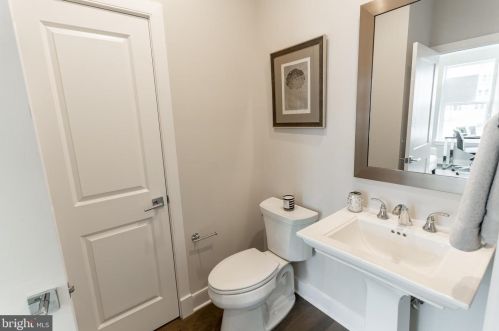 10294 Grosvenor Pl, Rockville MD 20852 exterior