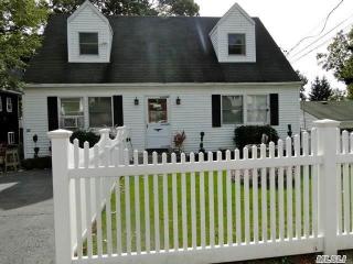 216 Cook St, Huntington Station, NY 11746-3504