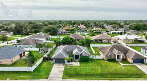 912 Paar Dr, Fort Pierce FL 34953-5623 exterior