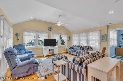 403 New York Ave, Point Pleasant Beach NJ 08742-3338 exterior