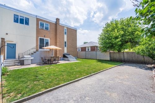 69 Silver Lake Ave, Newton MA 02458-1110 exterior