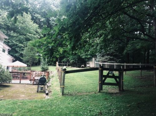 8 Dogwood Ct, Hackettstown NJ exterior