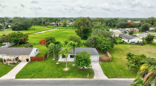 1925 Redwing Cir, Fort Pierce FL 34952-8834 exterior