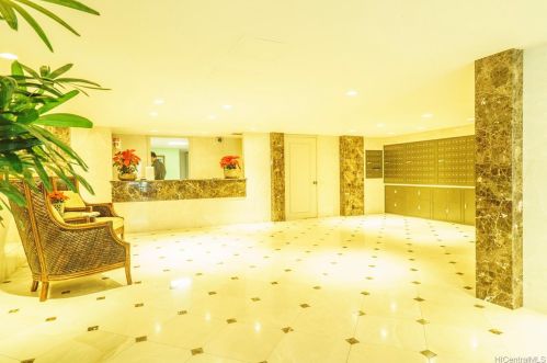 2895 Kalakaua Ave, Honolulu HI 96815-4093 exterior