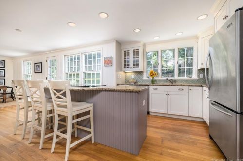 40 Little Fox Ln, Wilton CT 06897-3222 exterior