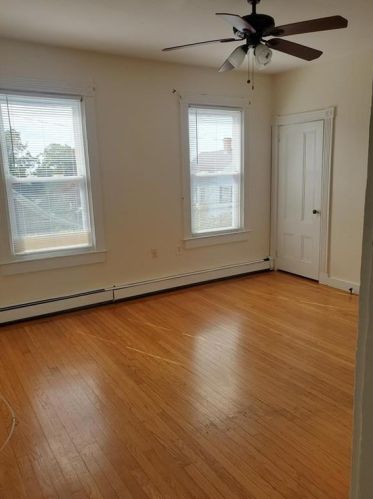 8 Ledyard St, Middletown RI 02840-1828 exterior