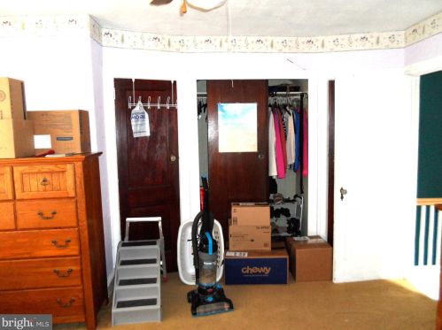 6147 Erdrick St, Philadelphia PA 19135-3516 exterior