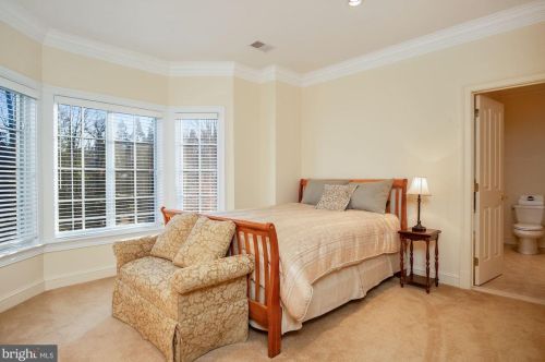 896 Alvermar Rdg Dr, Mc Lean VA 22102-1439 exterior