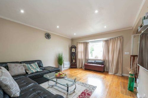 184 Dean St, Valley Stream NY 11580-4911 exterior