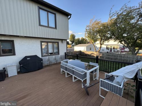 2269 Pne Rd, Huntingdon Valley PA 19006-4028 exterior