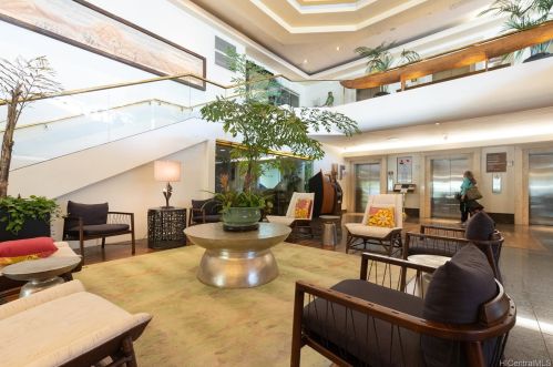 2045 Kalakaua Ave, Honolulu HI 96815-5118 exterior