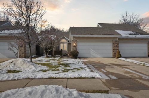 2235 Meadowglen Dr, Grand Rapids, MI 49505-7144