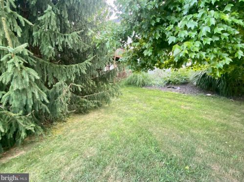 1121 Sunwood Ln, Lancaster PA  17601-7104 exterior