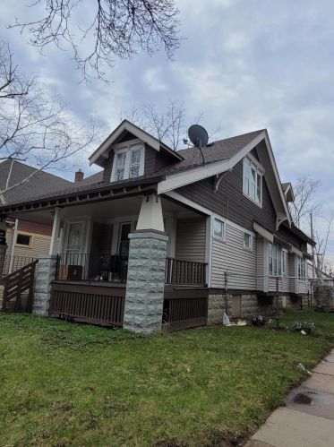 3057 40th St, Milwaukee, WI 53210-1836