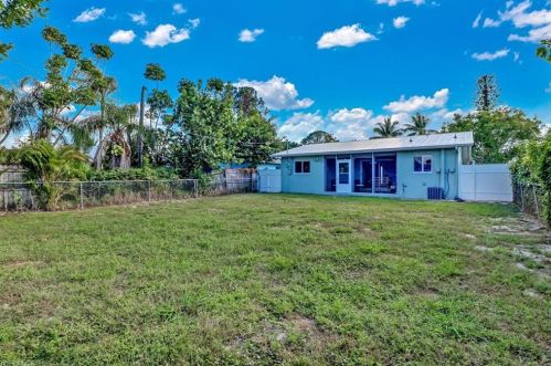 709 93 Ave, Naples FL 34108-2440 exterior