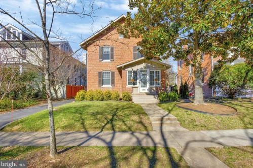 19 Cedar St, Alexandria, VA 22301-2617