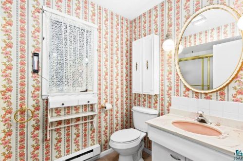 808 Arrowhead Rd, Duluth MN 55811-2207 exterior