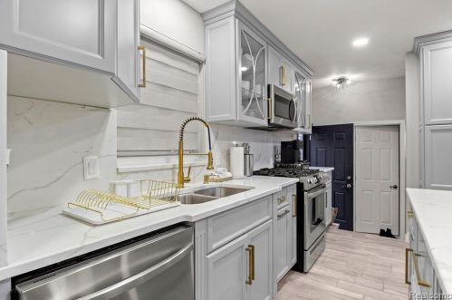 6126 Cambourne Rd, Dearborn Heights MI 48127-3916 exterior