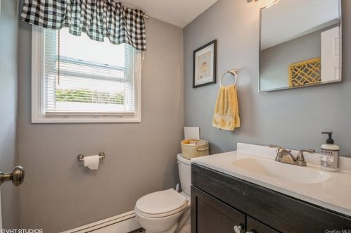 21 Grn Ave, Valley Cottage NY 10989-1806 exterior