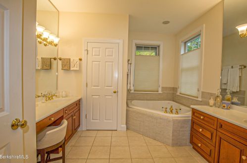 47 Fairwynds Dr, Lenox MA 01240-2729 exterior