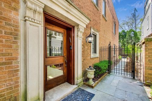 579 Hawthorne Pl, Chicago IL  60657-2922 exterior