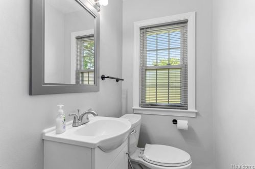 6754 Dolphin St, Dearborn Heights MI  48127-2539 exterior