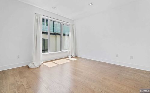 24 Casta Ln, Edgewater NJ 07020-1504 exterior