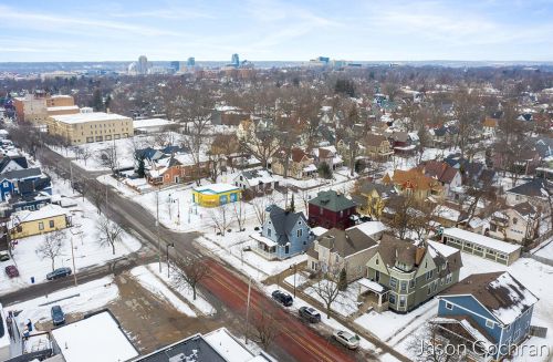 907 Wealthy St, Grand Rapids MI 49506-1515 exterior