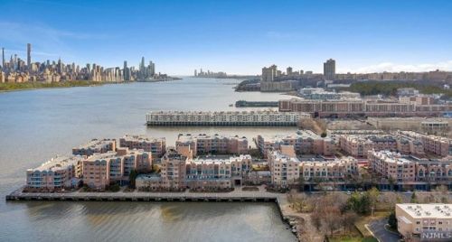 102 Adams Ct, Edgewater NJ 07020-1654 exterior