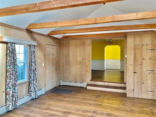 5 Longmeadow Ave, Middletown RI 02842-5247 exterior