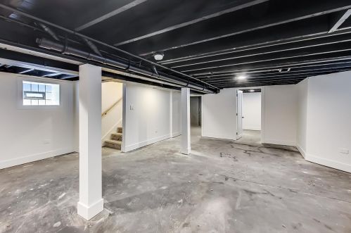 2830 Barry Ave, Chicago IL  60618-7016 exterior