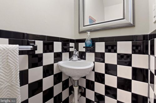 104 7th St, Washington DC  20003-1212 exterior