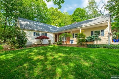 6 Osage Rd, Oakland, NJ 07436-3814