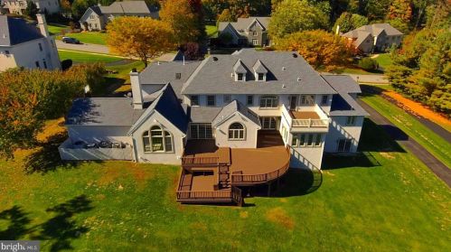 2221 Jefferson Ln, Huntingdon Valley PA 19006-6038 exterior