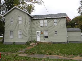 221 Hall St, Sandwich, IL 60548-2405