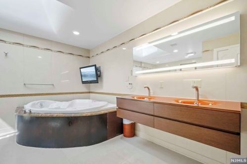 3 Pne Ter, Demarest NJ 07627-1214 exterior