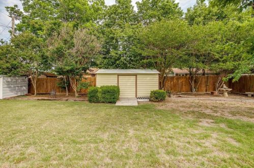 240 Cindy Ln, Burleson TX 76028-3842 exterior