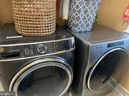 381 Thornhill Dr, Hanover PA  17331-7976 exterior