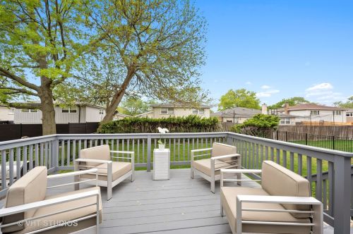 6912 Minnetonka Ave, Chicago IL 60646-1517 exterior