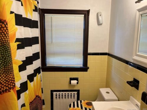 4 Stanley Dr, Enfield CT 06082-1814 exterior