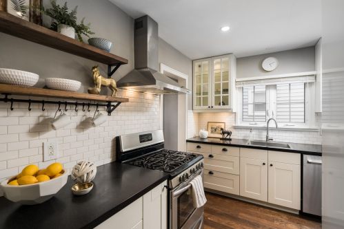 4234 Larkin St, Milwaukee WI 53211-1558 exterior