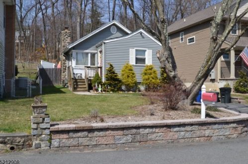 27 Shawnee Trl, Parsippany, NJ 07834-1132